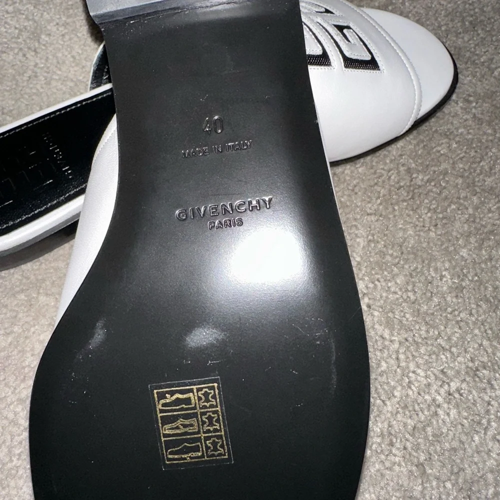 Givenchy White 4G Flat Sandals Sz‎ 40/8.5